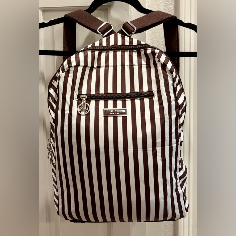 NWT HENRY BENDEL NY BROWN/WHITE STRIPED CONVERTIBLE ZIP AROUND
TRAVEL BACKPACK🤎🤍